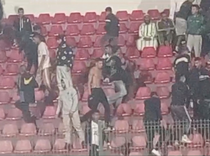 شغب خطير في مدرجات جماهير الدفاع الحسني الجديدي أثناء مباراتهم ضد شباب المحمدية